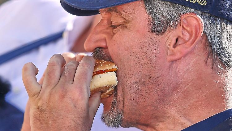 Das große Fressen: CSU-Chef Söder zeigt sich unter dem Hashtag #Soederisst im Netz. Fleischlos sind da nur die Desserts.
