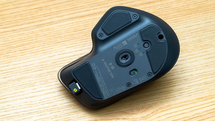 Links sieht man, dass der Bluetooth-Dongle im USB-C-Anschluss geparkt werden kann. Rechts vom Laser ist ein Schalter, um einfach zwischen drei verbundenen Geräten zu wechseln.