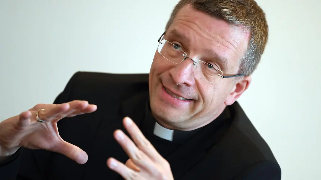 Der-Fuldaer-Bischof-Michael-Gerber-spricht-waehrend-einer-Pressekonferenz