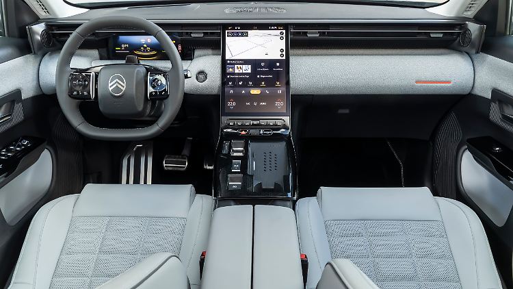 Das größte bisher in einem Citroën verbaute Display sieht leider etwas belanglos aus. Dafür ist die Smartphone-Ladeschale gut zugänglich.