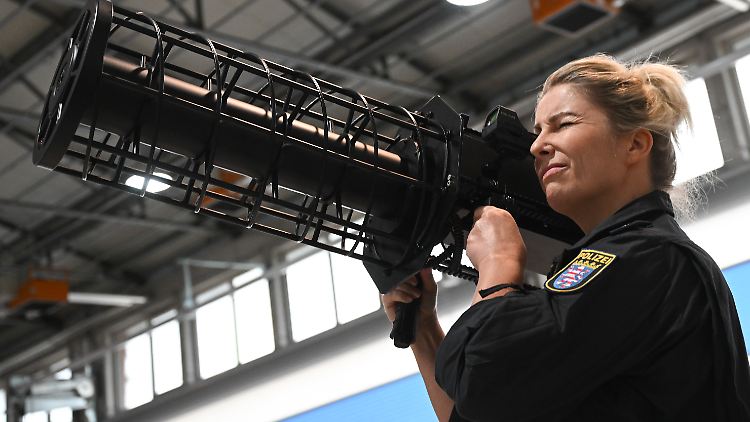 Eine hessische Polizistin demonstriert den Einsatz eines Jammers - einem Gerät, das Hochfrequenzsignale aussendet, um die Kontrolle von Drohne zu stören oder vollständig zu blockieren. 