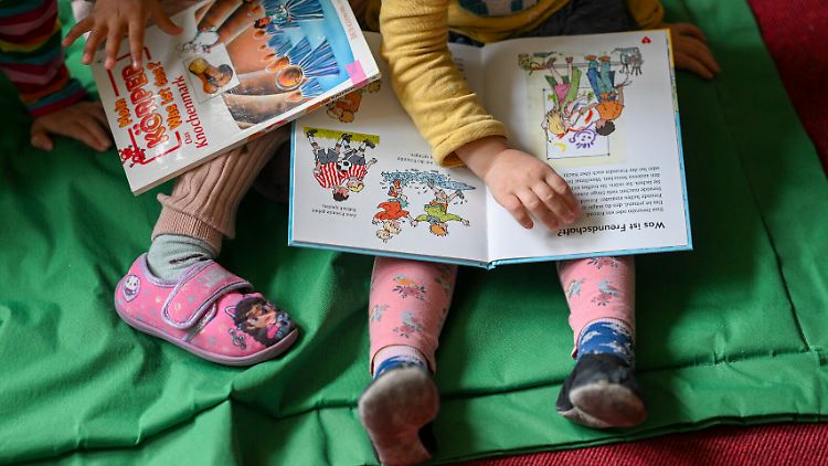 Altersgerechte Bücher zum Thema gibt es schon für kleinere Kinder.