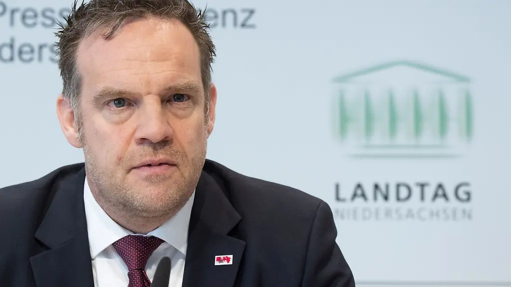 Alexander-Zimbehl-Vorsitzender-des-niedersaechsischen-Beamtenbundes-spricht