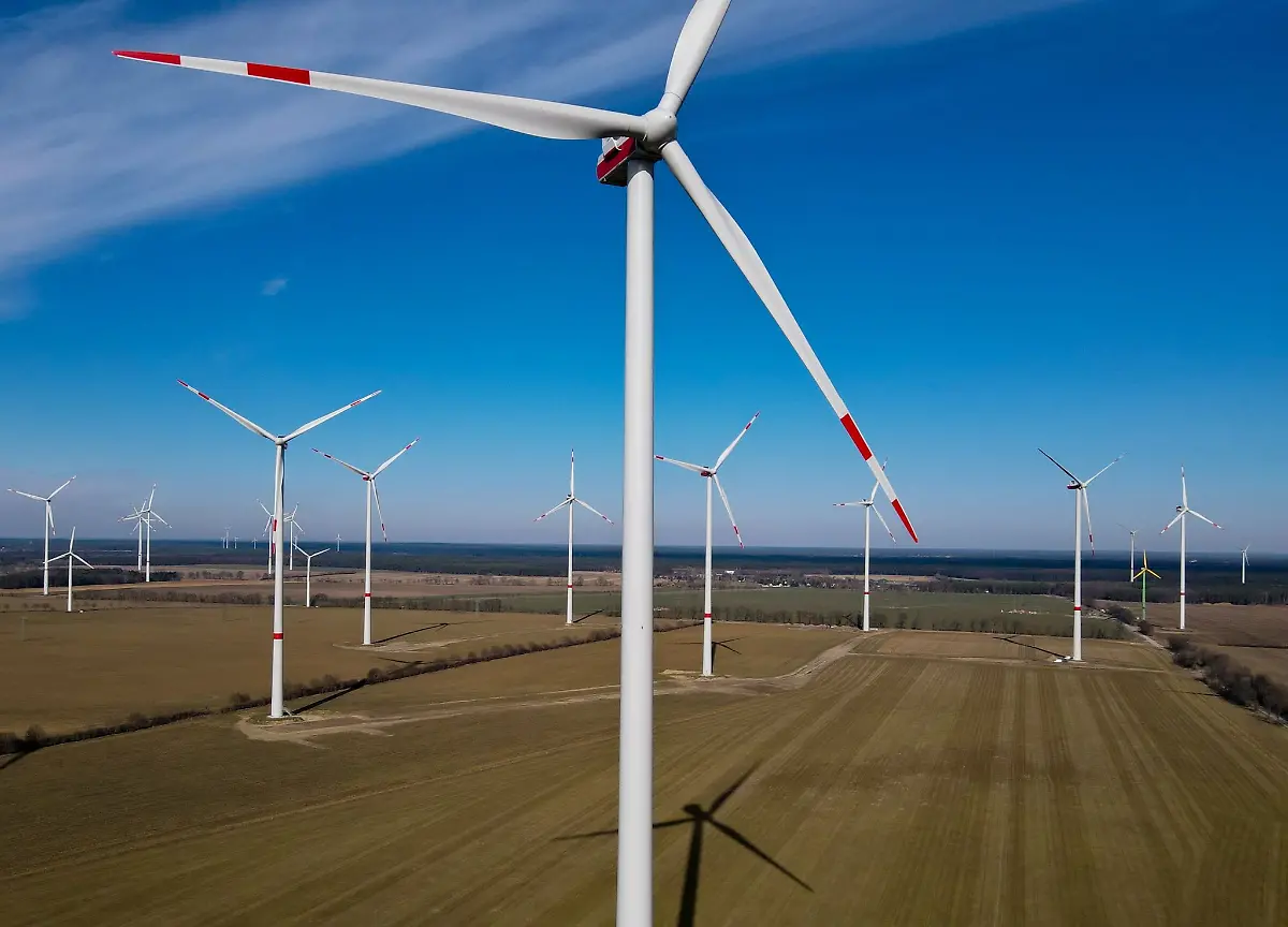 Windraeder-drehen-sich-in-einem-Windpark