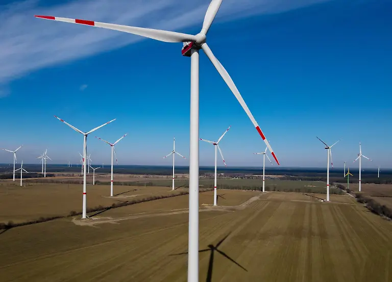 Windraeder-drehen-sich-in-einem-Windpark