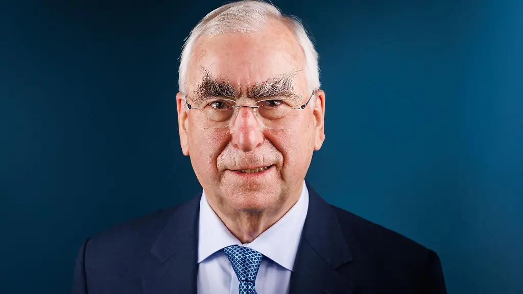 Theo-Waigel-CSU-frueherer-Bundesfinanzminister-laechelt