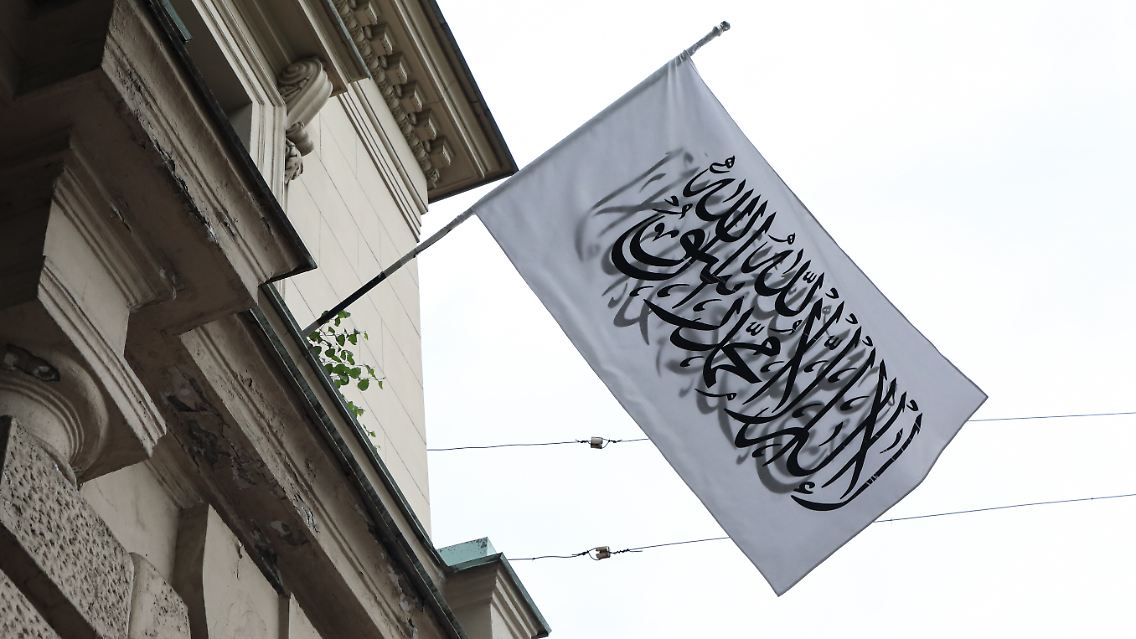 Auf der Taliban-Flagge steht geschrieben: "Es gibt keinen Gott außer Allah und Mohammed ist der Gesandte Gottes".