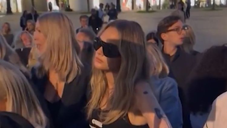 Delevingne_wartet.jpg