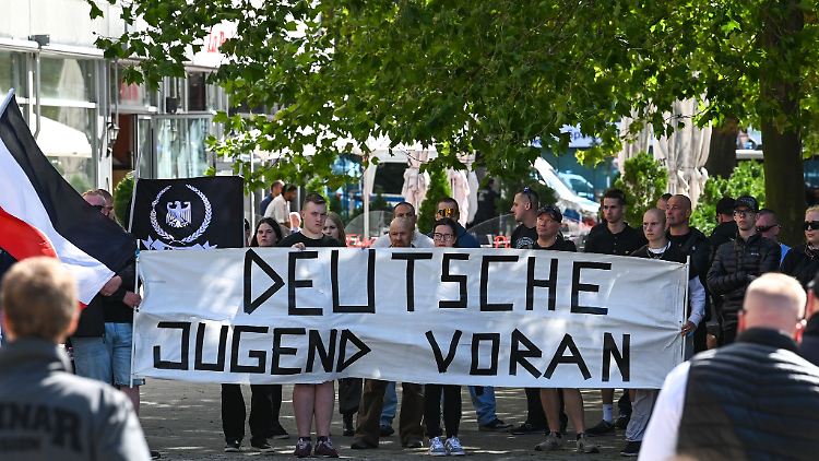 Die Gruppe "Deutsche Jugend Voran" wird von der Bundesregierung als Beispiel für eine junge, rechtsextreme Gruppierung genannt. (Archivbild)