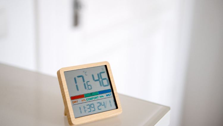 Mit einem Hygrometer lässt sich die Luftfeuchtigkeit messen. Vor Wänden und Co. sollte sie nicht zu lange über 50 Prozent liegen. 