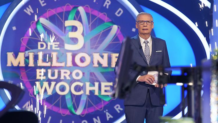 Showmaster Günther Jauch begrüßt seine Gäste zum großen Format-Finale.
