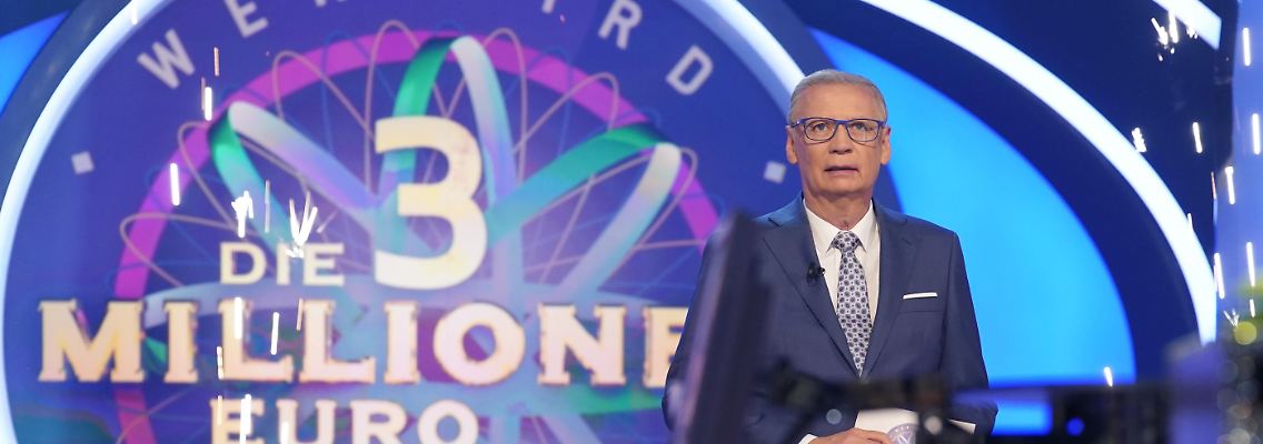 Showmaster Günther Jauch begrüßt seine Gäste zum großen Format-Finale - Quelle RTL Stefan Gregorowius.jpg