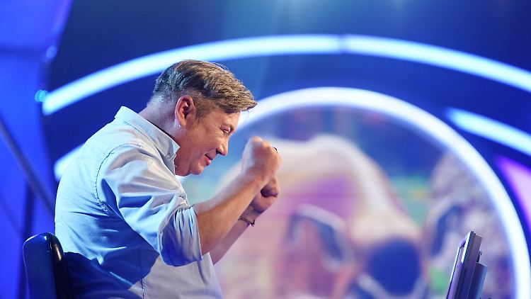 Comedian Sascha Korf freut sich über eine Gewinnsumme in Höhe von 20.000 Euro.