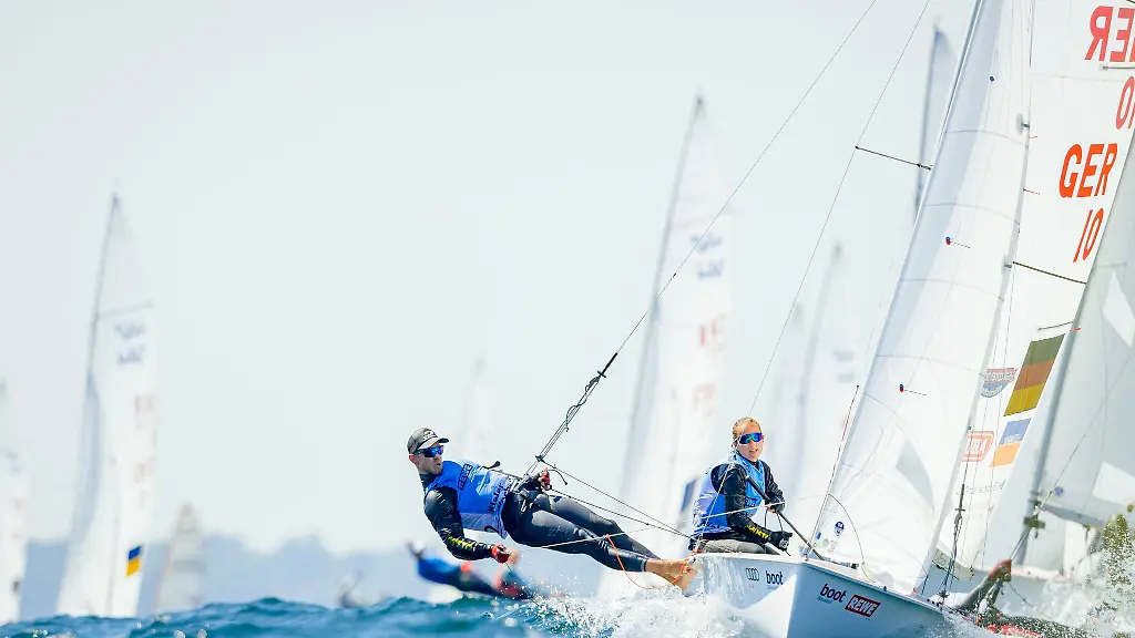 Steuerfrau-Luise-Wanser-und-ihr-Vorschoter-Philipp-Autenrieth-segeln-in-der-Klasse-der-470er-auf-Erfolgskurs