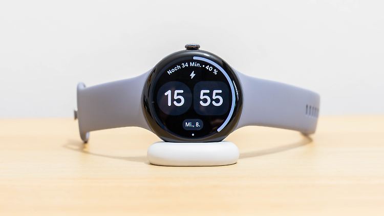 Die Pixel Watch 4 wird seitlich im Dock stehend aufgeladen.