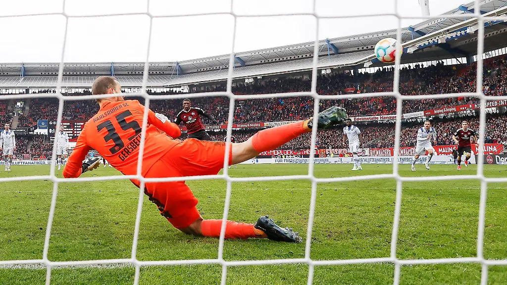 Nuernbergs-Kwadwo-Duah-M-schiesst-das-1-1-per-Elfmeter-der-Karlsruher-Torhueter-Marius-Gersbeck-l-sprang-in-die-falsche-Ecke