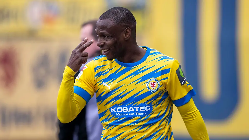 Braunschweigs-Anthony-Ujah-jubelt-nach-seinem-Tor-zum-1-0