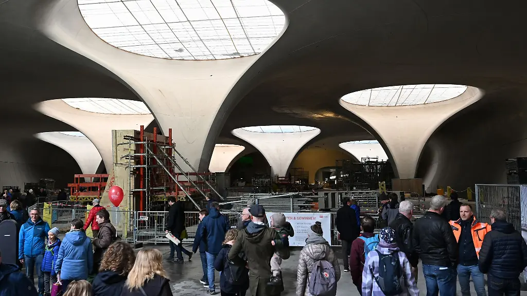 Interessierte-besuchen-die-Tage-der-offenen-Baustelle-des-neuen-Stuttgarter-Tiefbahnhofs