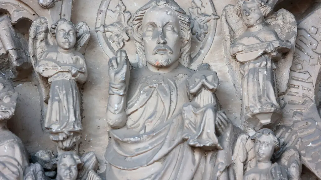 Beschaedigte-Skulpturen-am-Nordportal-des-Halberstaedter-Doms