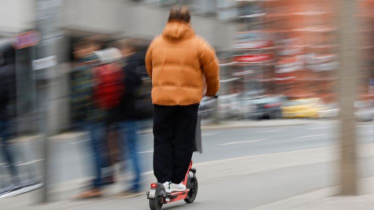 Ein E-Scooter-Fahrer düst durch Nürnberg. 