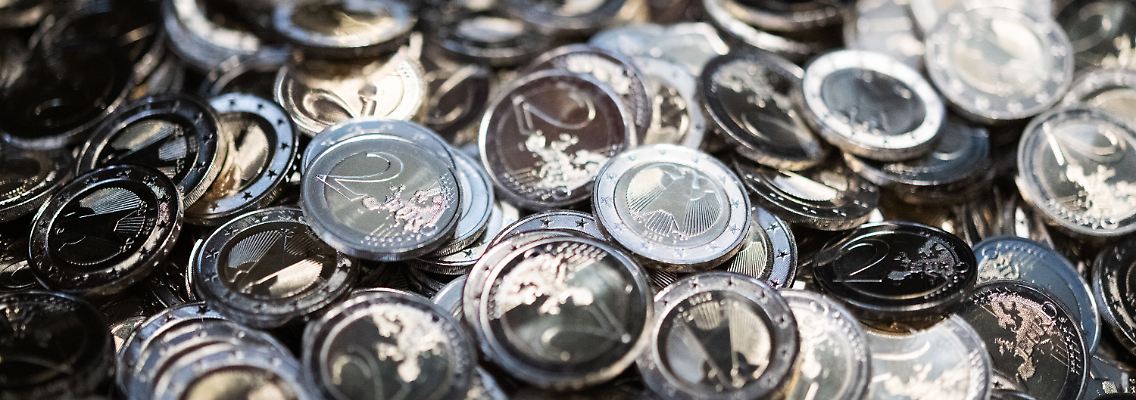 Glänzen auch, aber sind nicht so leicht und magnetisch wie die Fälschungen: frisch geprägte und vor allem echte Zwei-Euro-Münzen.