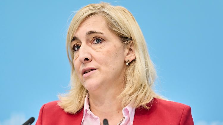 Die Beiträge für die Versicherten sollen nicht steigen, dafür denkt Warken an erhöhte Zuzahlungen. 