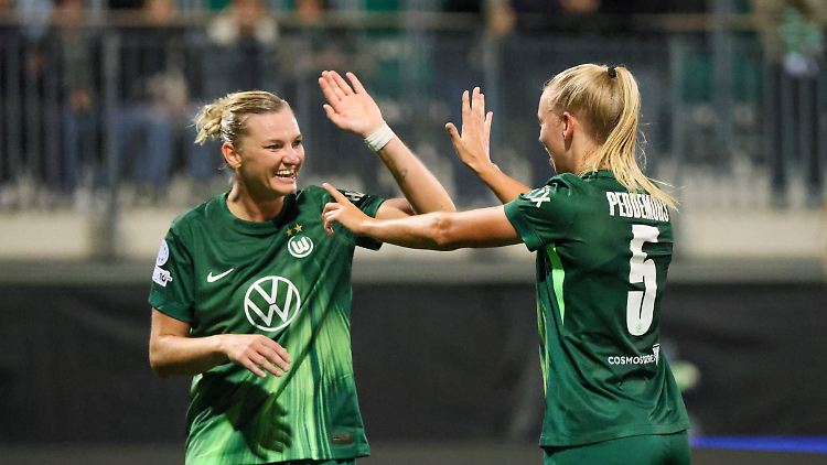 Alexandra Popp (links) und Kolleginnen freuen sich über einen gelungenen Start in die Champions-League-Saison.