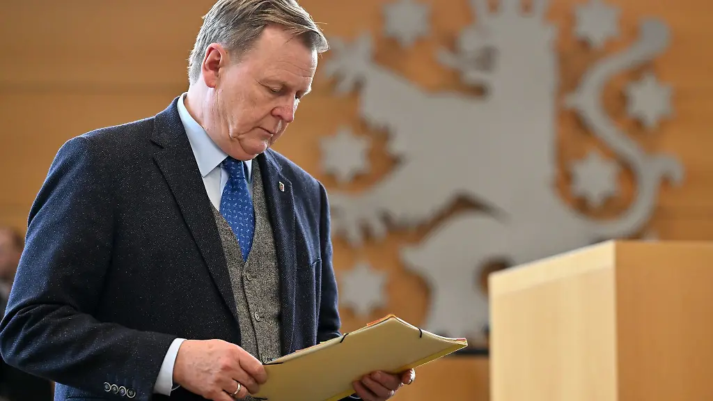 Bodo-Ramelow-Die-Linke-Ministerpraesident-von-Thueringen-liest-Akten-vor-Beginn-der-Sitzung-des-Thueringer-Landtags