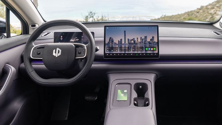 Ab 37.600 Euro steht der C10 REEV in der Preisliste, das Testauto in der Design-Linie ist ab 39.100 Euro erhältlich.