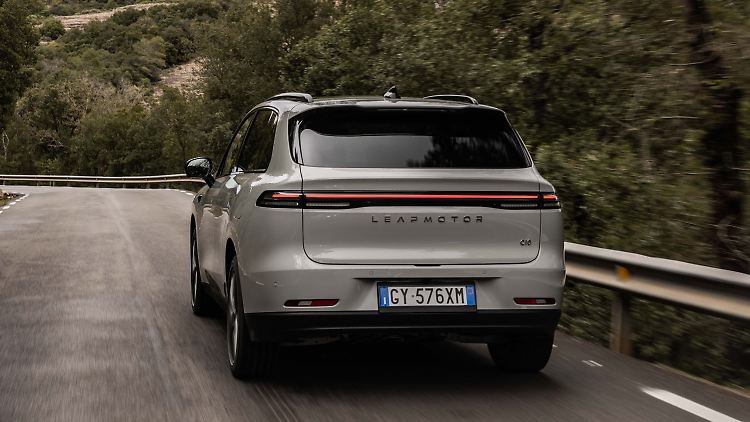 Die 28,4 kWh große Batterie des Leapmotor C10 REEV ist für eine Reichweite von rund 140 Kilometern gut.