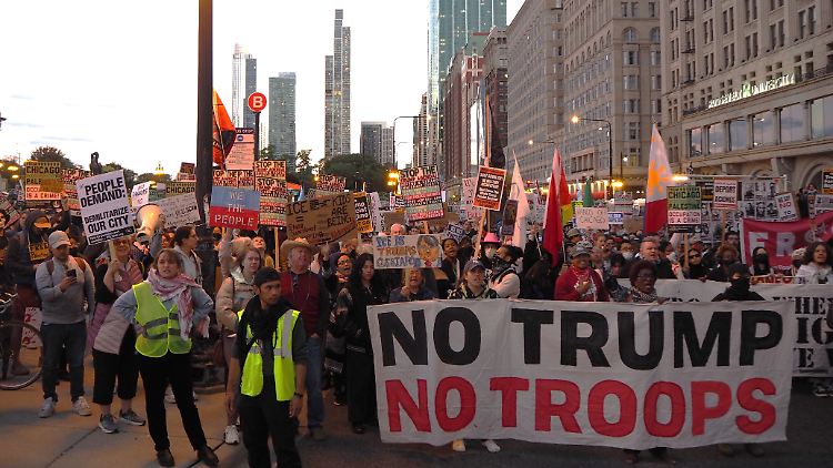 Die Demonstranten zogen am Mittwochabend Ortszeit durch Chicagos Innenstadt.