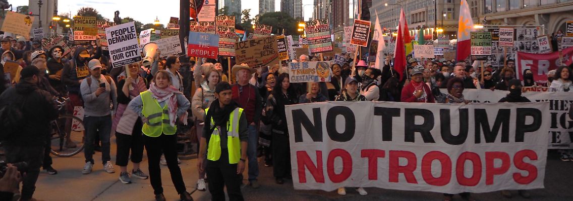 Die Demonstranten zogen am Mittwochabend Ortszeit durch Chicagos Innenstadt.