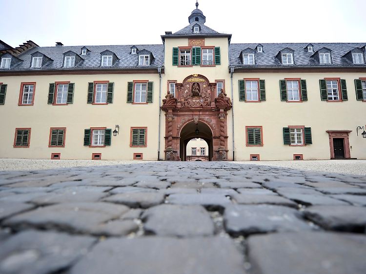 Ende des 17. Jahrhunderts ließ es Landgraf Friedrich II. von Hessen-Homburg auf den Mauern einer mittelalterlichen Burg errichten.