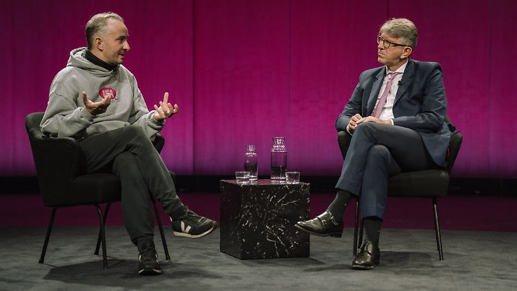Jan Böhmermann (l.) sprach im Haus der Kulturen der Welt mit Kulturstaatsminister Wolfram Weimer.