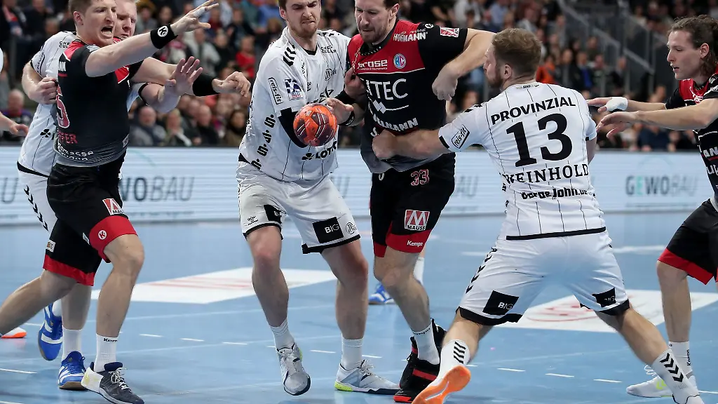 Der-Erlanger-Nikolai-Link-2-v-r-kaempft-um-den-Ball