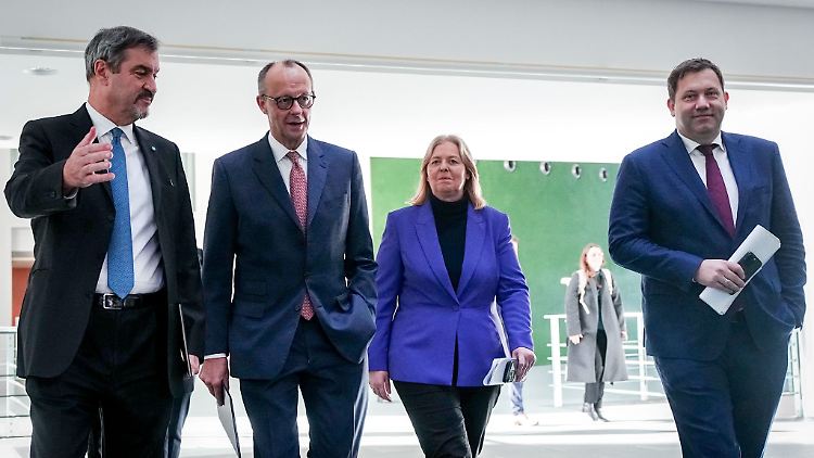 Zufriedene Gesichter nach langer Nachtsitzung: Die Koalition einigt sich bei mehreren Streitthemen.