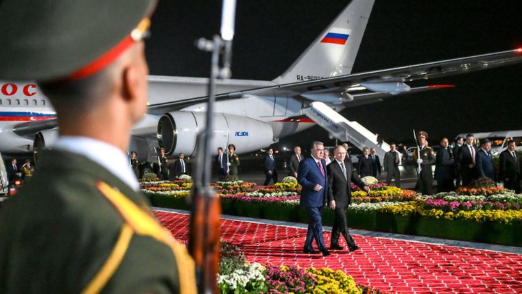 Tadschikistans Präsident Rahmon begrüßt Kremlchef Putin am internationalen Flughafen in Duschanbe.
