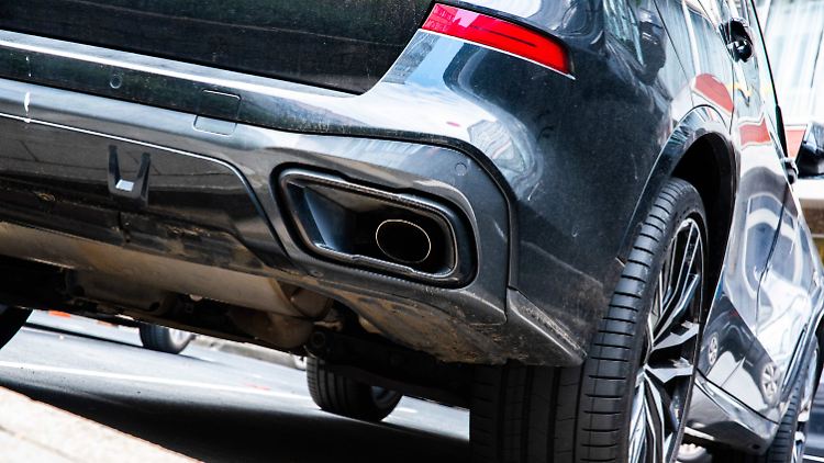 Das Thema "Verbrenner-Aus" ist hochumstritten: Befürworter der Neubewertung argumentieren, die starren Regeln seien zu ambitioniert und würden Arbeitsplätze in der Autoindustrie gefährden, die unter starkem Transformationsdruck steht.