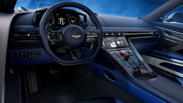 Auch der Innenraum des DB12 S wurde auf ein sportlicheres Flair getrimmt.
