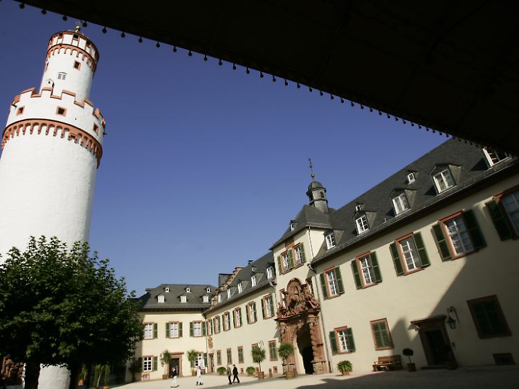 Von der Burg aus dem 14. Jahrhundert ließ Friedrich nur den "Weißen Turm" übrig. Er ist mit 48 Meter Höhe auch heute noch weithin sichtbar und gilt als Wahrzeichen der Kurstadt.