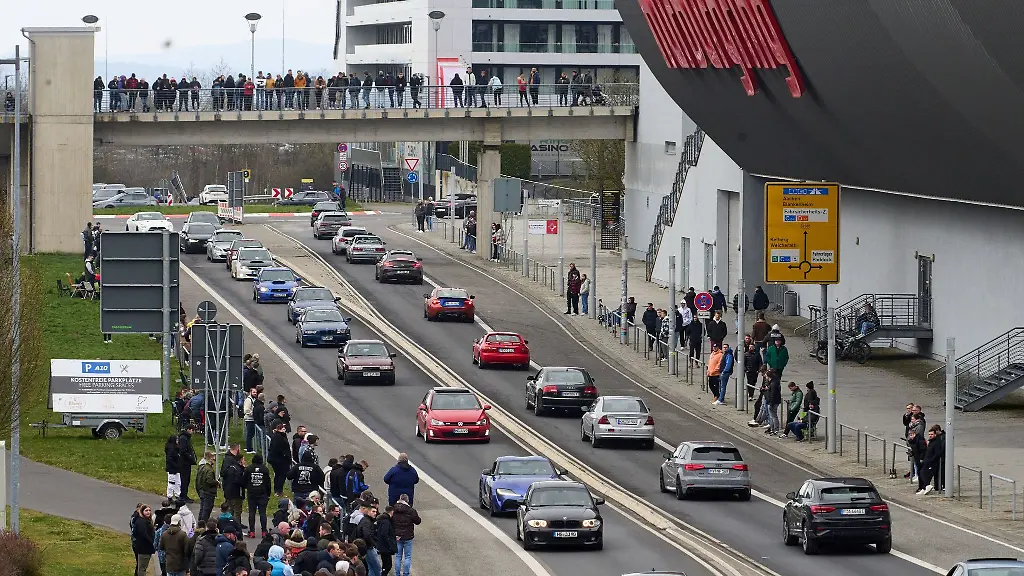 Autos-fahren-am-Carfriday-am-Nuerburgring-vorbei