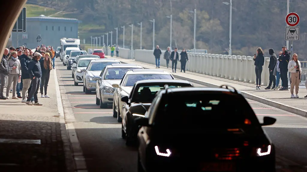 Autos-stehen-vor-dem-Tunnel-an-der-Rappbodetalsperre-im-Stau