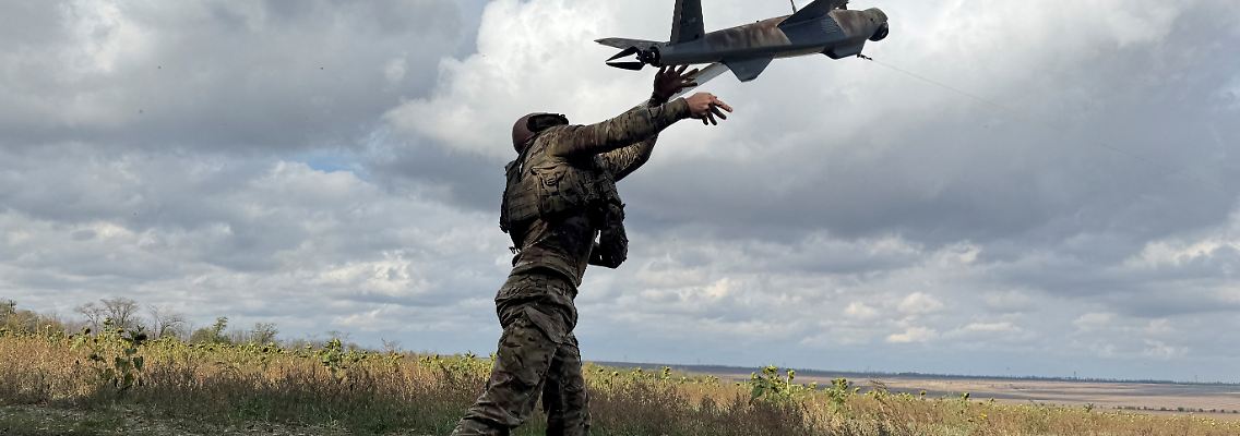 Wie nah ist der Feind? Mit Aufklärungsdrohnen halten Ukrainer über den Schlachtfeldern bei Pokrowsk Ausschau.