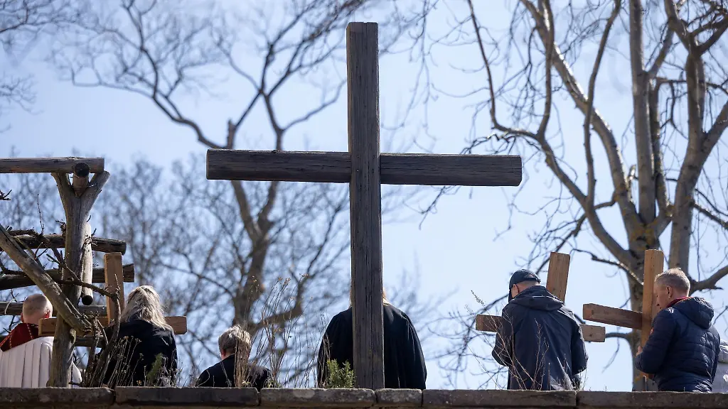 Glaeubige-gedenken-bei-der-Kreuzweg-Prozession-zur-Leuchtenburg-dem-Leidensweg-Christi