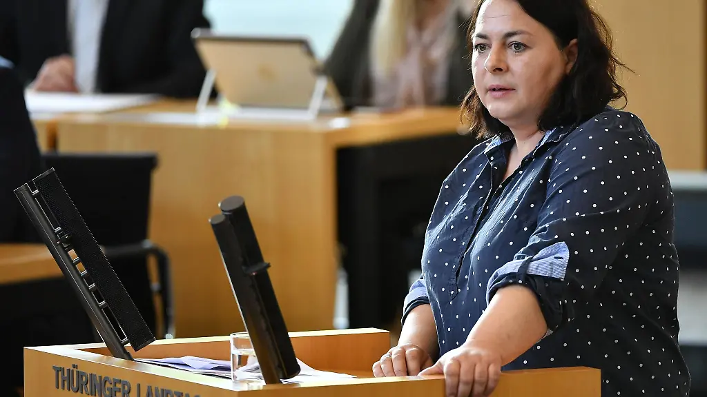 Katharina-Koenig-Preuss-spricht-in-einer-Sondersitzung-des-Thueringer-Landtages