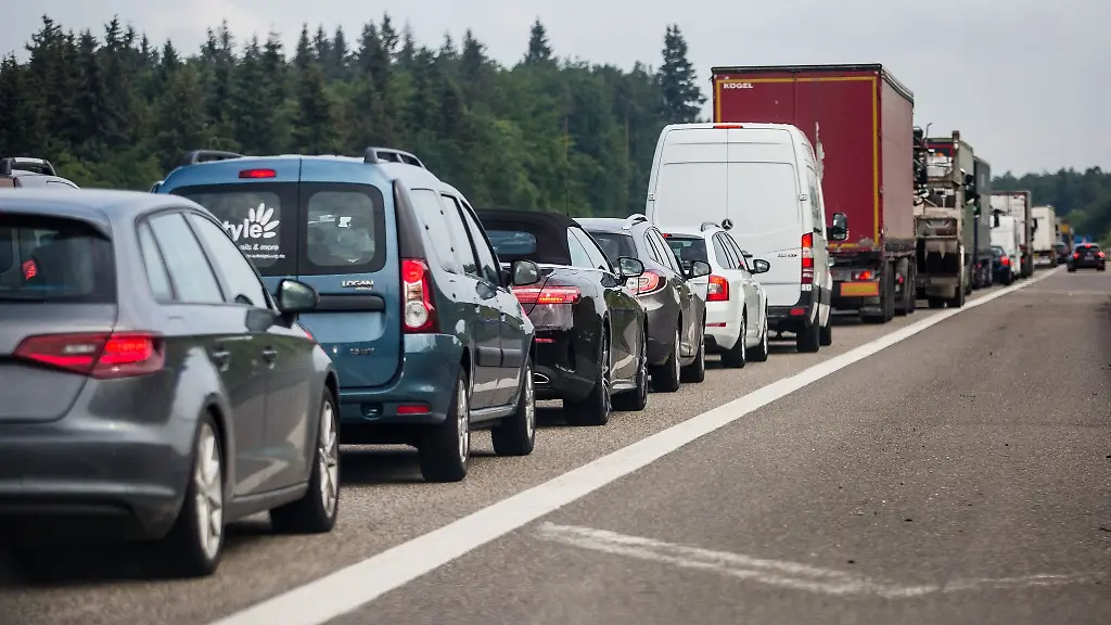 Autos-stauen-sich-auf-einer-Autobahn