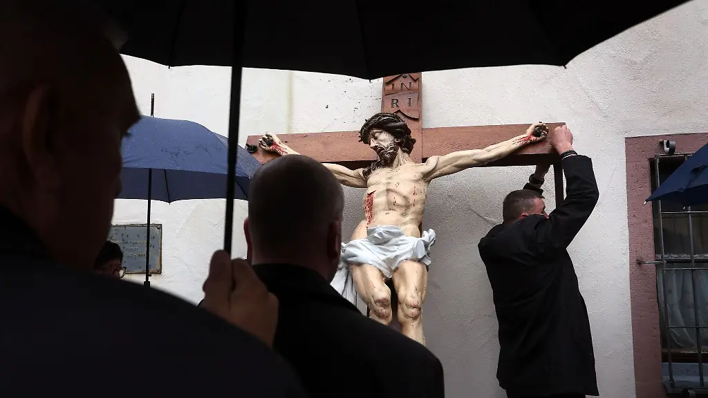 Angehoerige-der-Handwerkszuenfte-bereiten-ein-Kreuz-mit-Jesusfigur-fuer-die-Karfreitagsprozession-vor