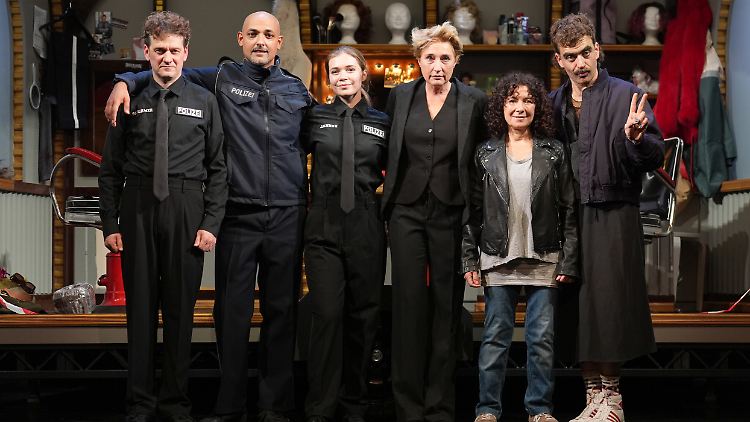 Das "Ein Stück Großstadtrevier"-Ensemble bei einer Probe.