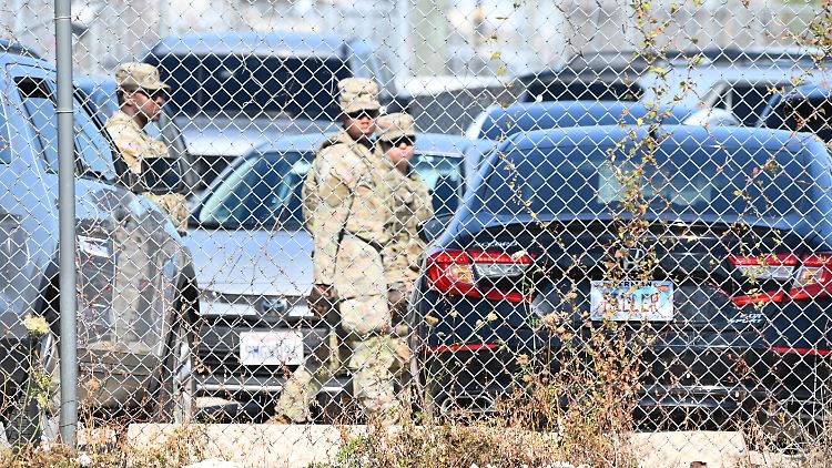 Nationalgardisten auf dem Gelände der ICE-Einrichtung in Broadview.