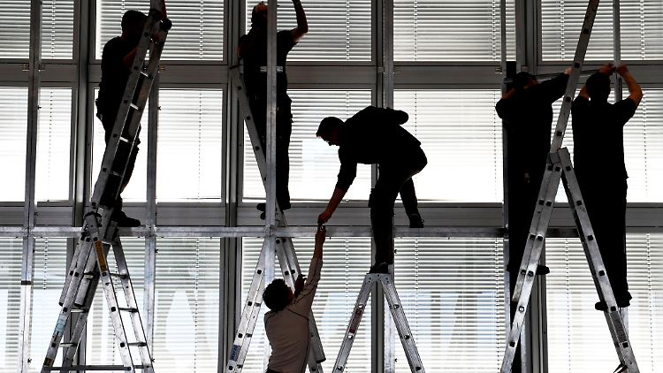 Wenn Stellenabbau droht, ist der Austausch mit Kollegen wichtig – aber auch das Gespräch mit Vorgesetzten kann Klarheit bringen.